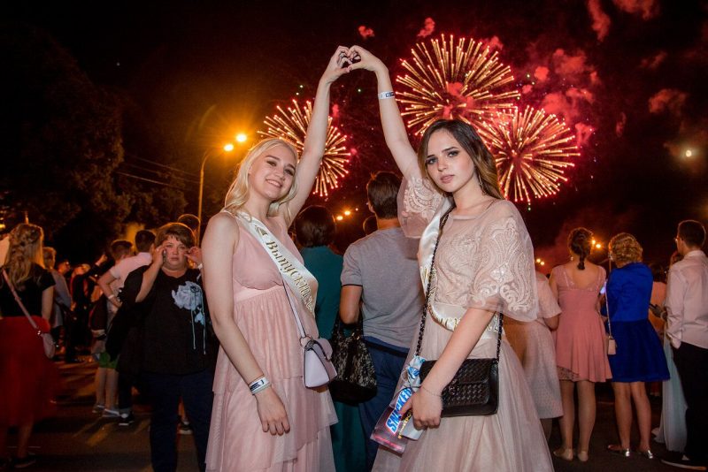 оригинальный и красивый выпускной на высоте с салютом